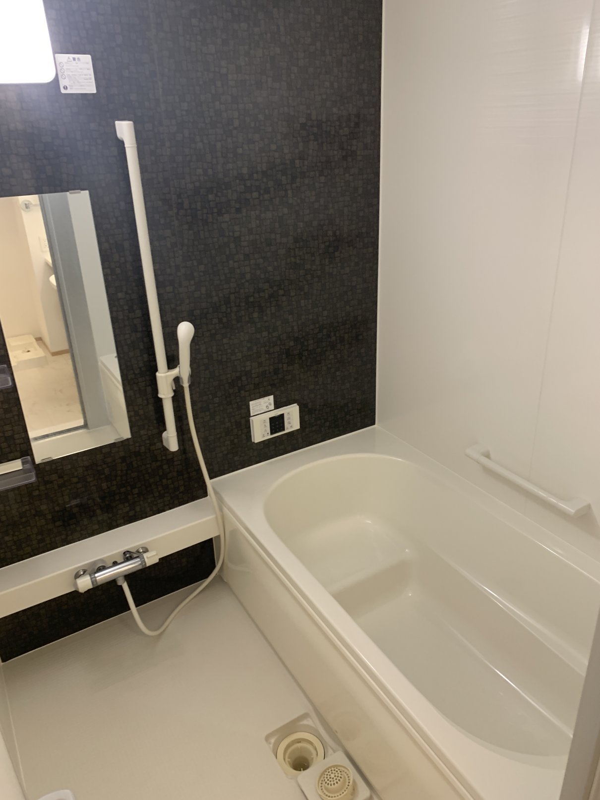 バス・シャワールーム　１坪タイプのお風呂で足をゆったり伸ばして入れますよ