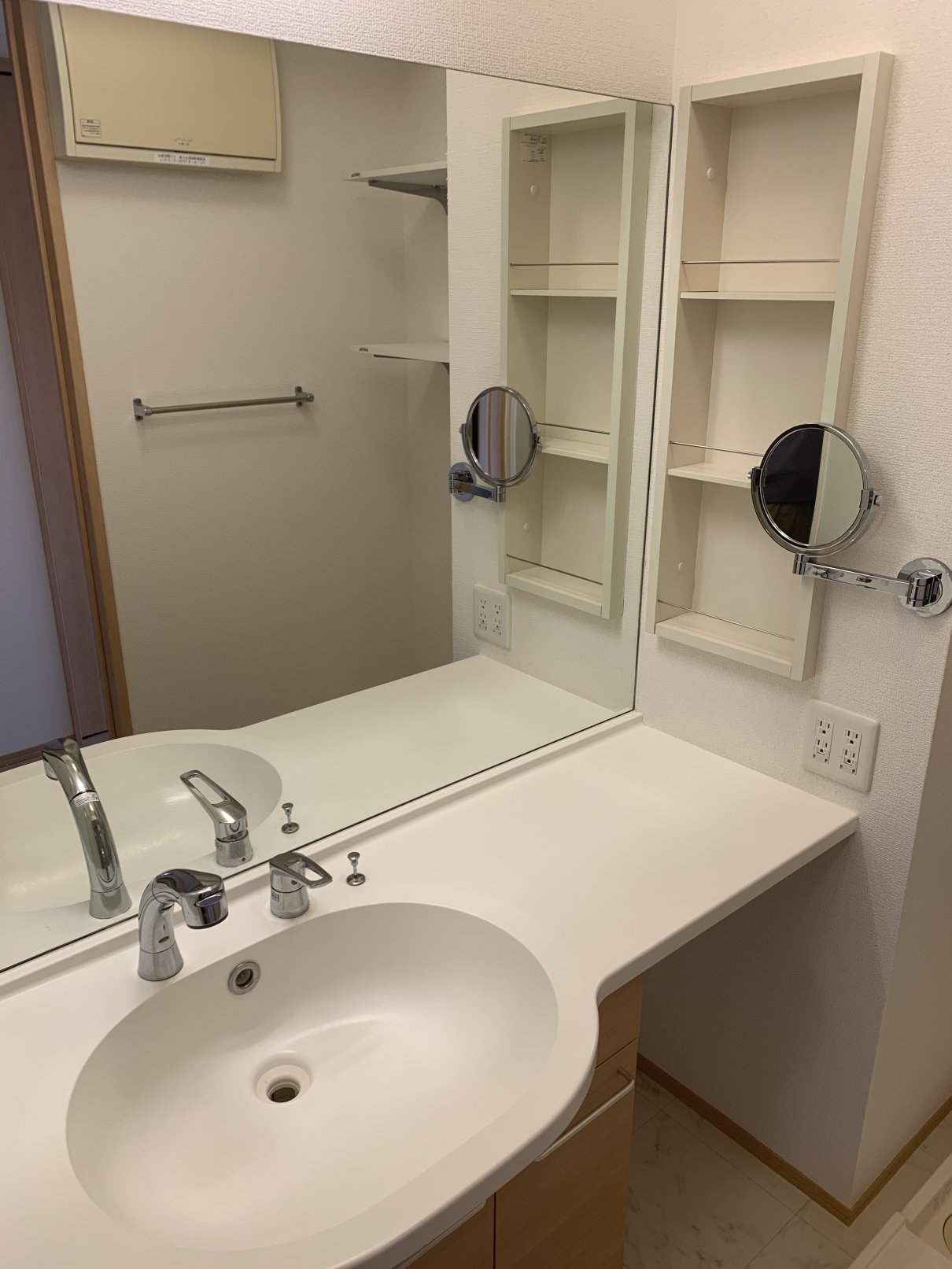 洗面設備　鏡の大きいカウンタータイプの洗髪洗面化粧台