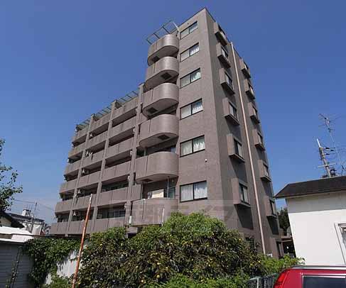 京都市西京区牛ケ瀬奥ノ防町のマンションの建物外観