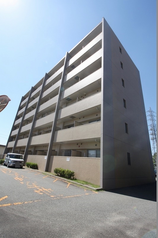 三田市上井沢のマンションの建物外観