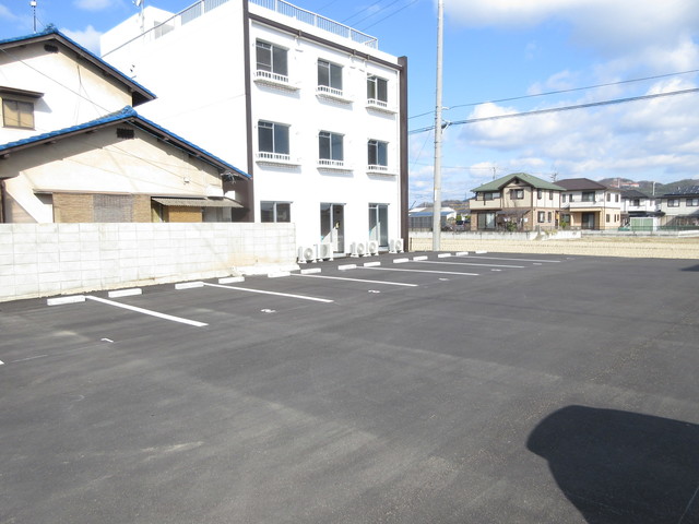 【倉敷市連島町鶴新田のマンションの駐車場】