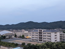 【福山市神辺町のアパートの中学校】