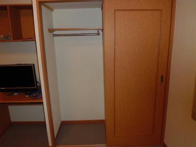 収納　コートも掛けられます。