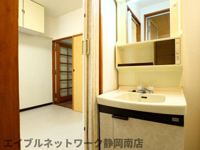 洗面設備　明るい洗面所です