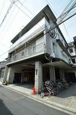 京都市上京区秤口町のマンションの建物外観