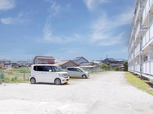 【氷見市柳田のマンションの駐車場】