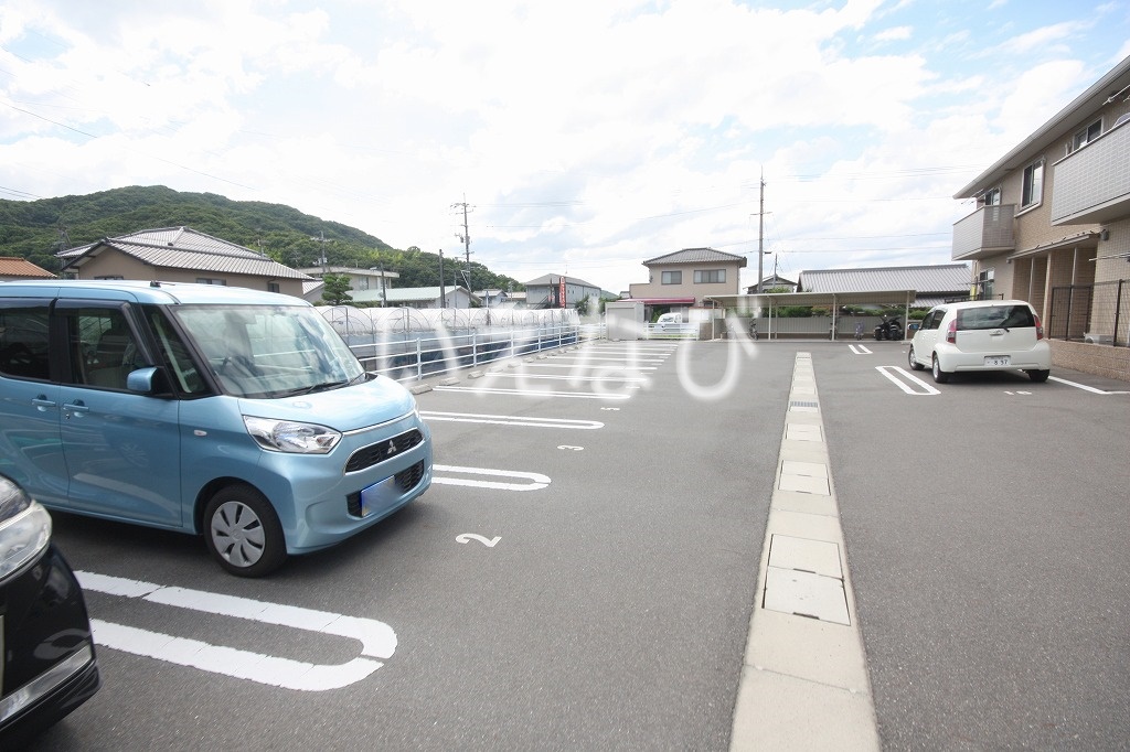 【岡山市南区迫川のアパートの駐車場】