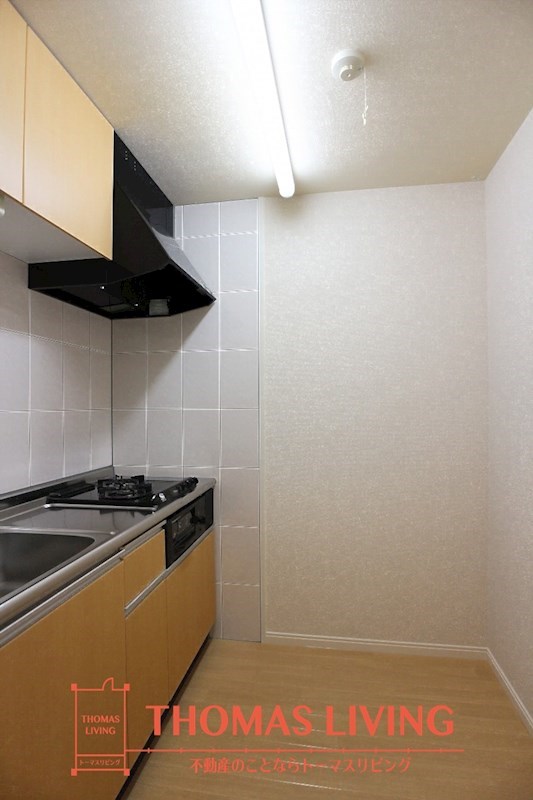 キッチン　2口コンロのシステムキッチン付きです。