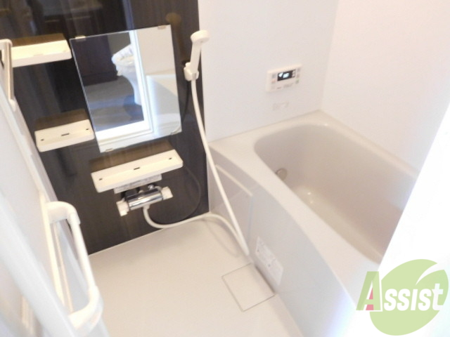 バス・シャワールーム　お風呂もかっこいい色使い