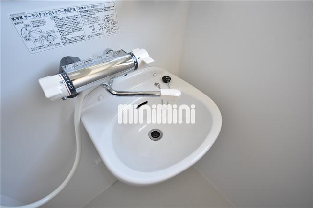 洗面設備　バスルームの洗面台です。
