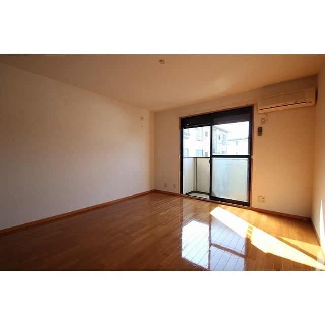 居室・リビング　内装写真は全て１０２号室です