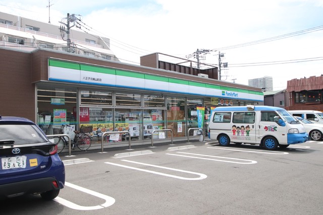 コンビニ　ファミリーマート　八王子元横山町店（コンビニ）まで500m
