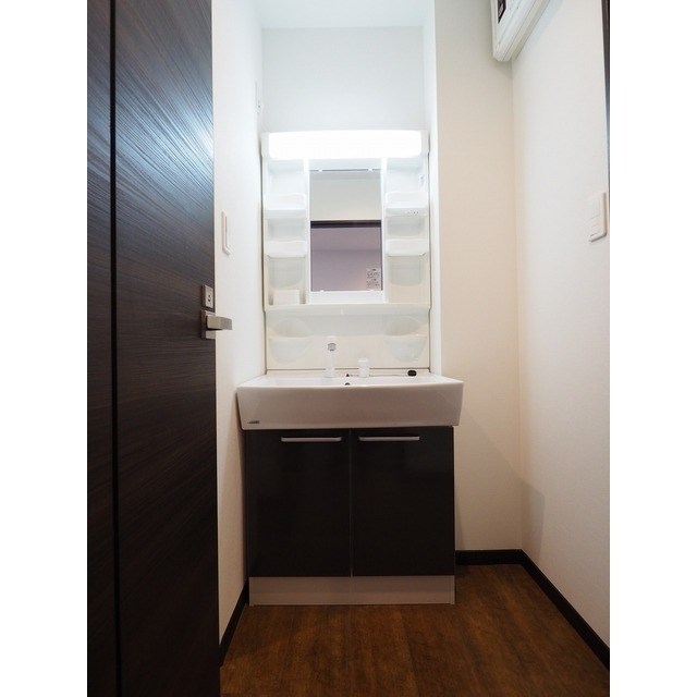 洗面設備　シャワー付き洗面化粧台