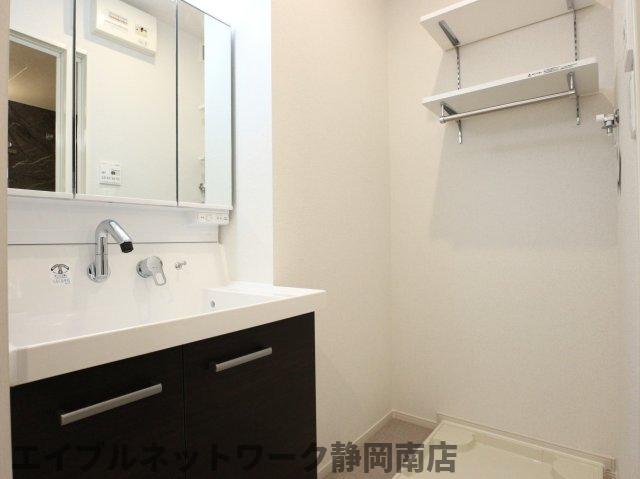 洗面設備　ゆったりとスペースのある洗面所