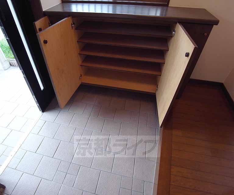 玄関　靴箱あります。