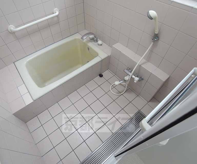 バス・シャワールーム　手摺つきの優しいお風呂