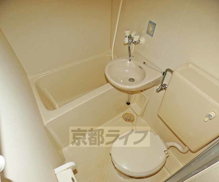 バス・シャワールーム　清潔感あるバスルーム