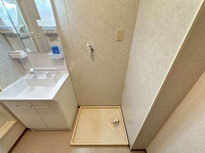 洗面設備　明るい洗面所です