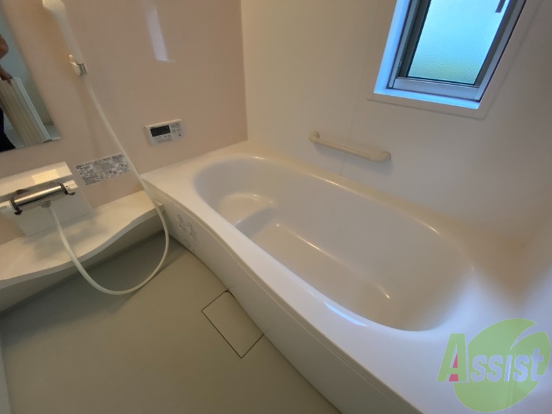 バス・シャワールーム　浴室は広めなのでゆったり落ち着けそうですね。