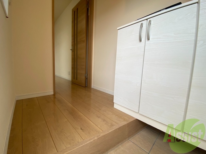 玄関　玄関から撮影しました。明るい印象ですね。