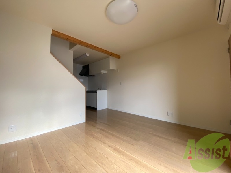 居室・リビング　１０帖のＬＤＫです。広々としてきれいですね。