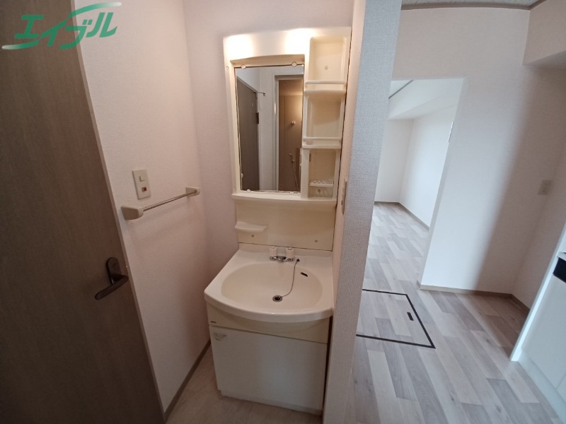 洗面設備　同型反転参考写真