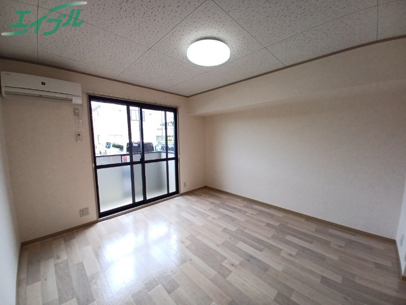 居室・リビング　同型反転参考写真