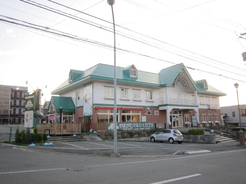 飲食店　やまがたマルシェカフェ（飲食店）まで650m