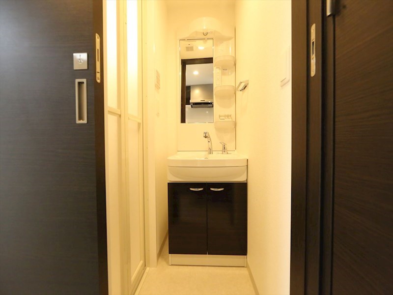 洗面設備　脱衣所　独立洗面台（シャンプードレッサー付）収納スペース有