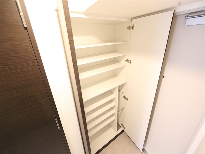 玄関　玄関　シューズボックス付（収納充実してます）