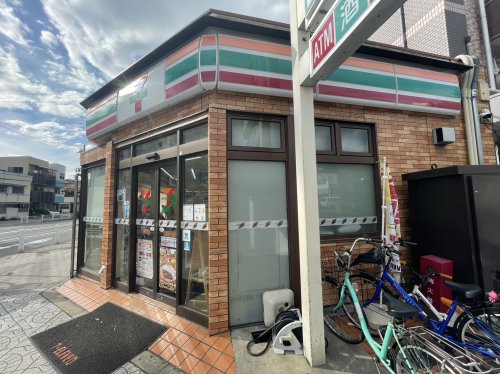 コンビニ　セブンイレブン 大阪港晴３丁目店（コンビニ）まで200m