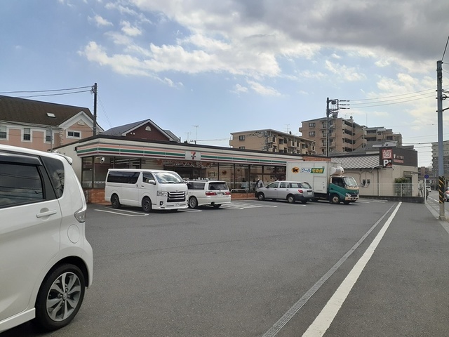 コンビニ　セブンイレブン（コンビニ）まで230m