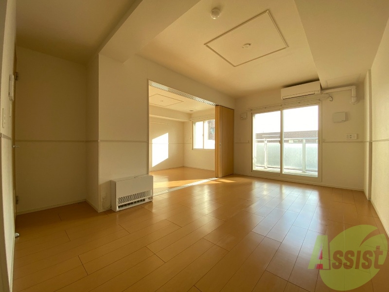 居室・リビング　リビングです。木目のフローリングが落ち着きますね。