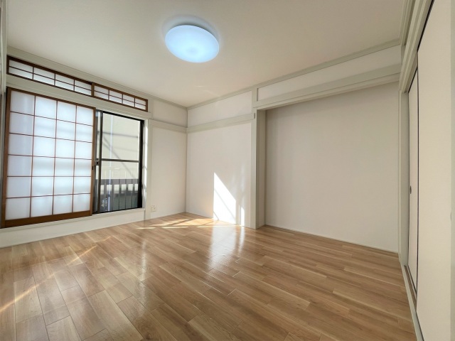 居室・リビング　和室から洋室へとリフォーム済です。