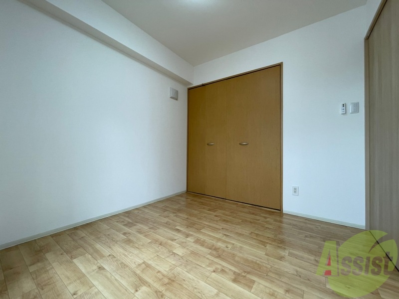 その他部屋・スペース　５．８帖の寝室です。温かみのあるお部屋です。