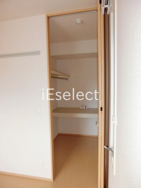 収納　ウォークインタイプの収納です