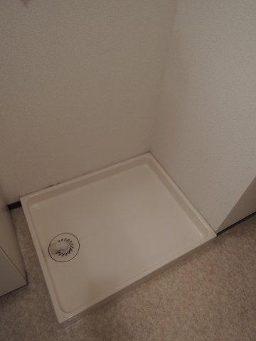 その他設備　防水パン付きの洗濯機置場です。