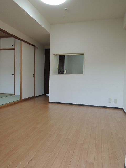 居室・リビング　落ち着いた色合いの床材を使用した居住空間です。