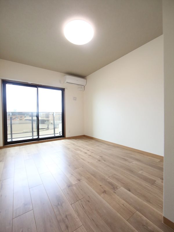 居室・リビング　洋室6.2帖　エアコン付き　南向きバルコニー