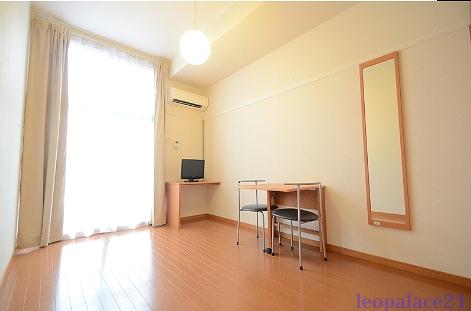 居室・リビング　備品や設備仕様は号室等により異なります現地をご確認下さい。