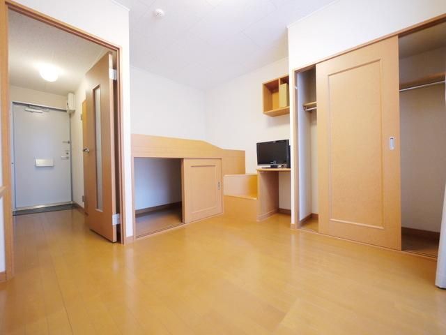 居室・リビング　★明るい居室です、２階絨毯仕様★