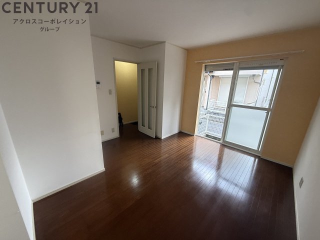 居室・リビング　床色が落ち着いた色合いで、とてもきれいです。