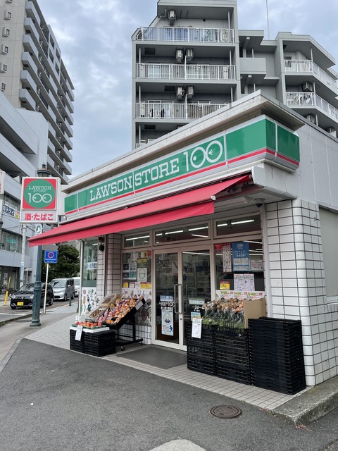 コンビニ　100円ローソン（コンビニ）まで877m