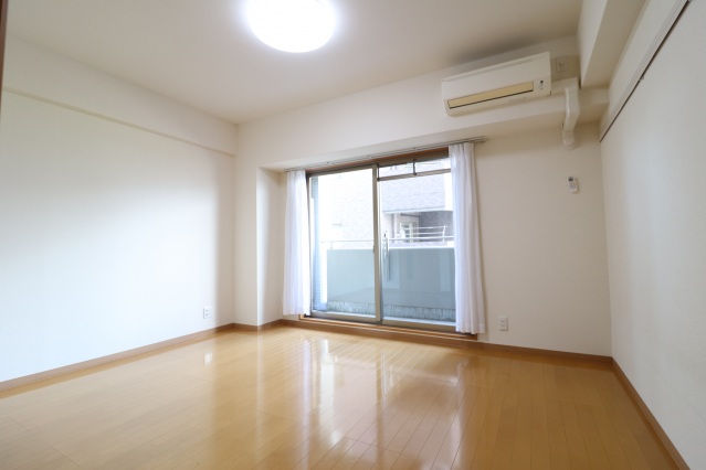 居室・リビング　広い洋室