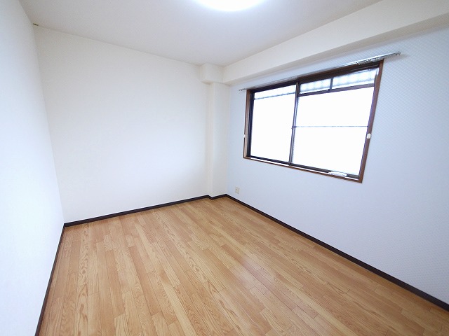 その他部屋・スペース　広くて明るい寝室です