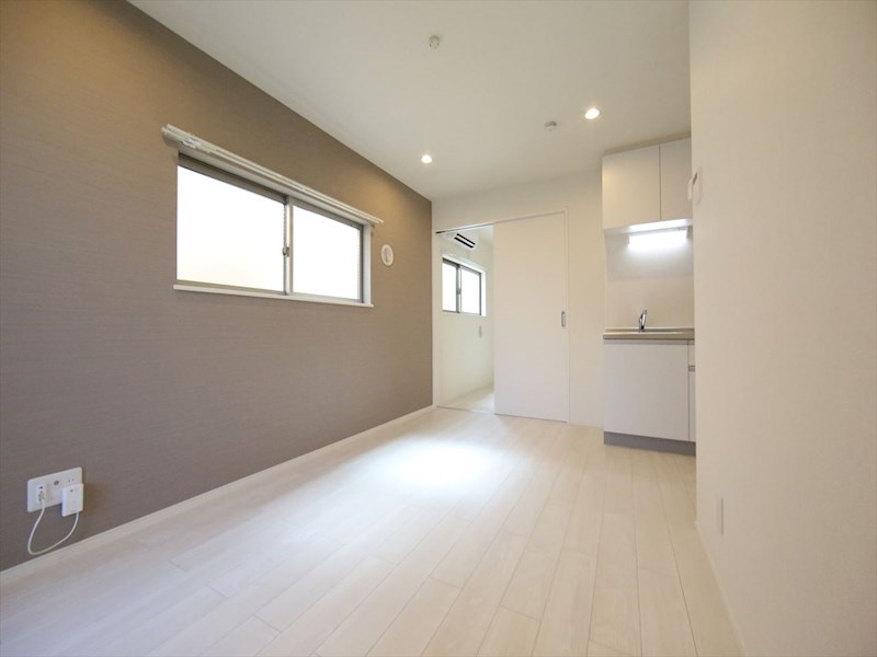 居室・リビング　ＤＫ6.8帖　システムキッチン　角部屋　窓付　同仕様写真