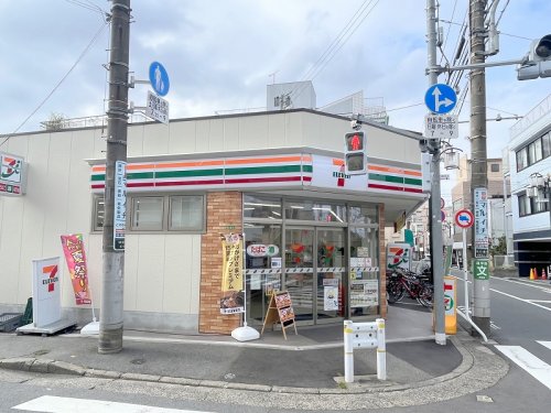 コンビニ　セブンイレブン（コンビニ）まで218m