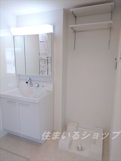 洗面設備　三面鏡付きシャンプードレッサー