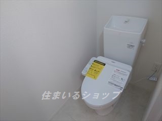 トイレ　シャワートイレ・収納棚あり
