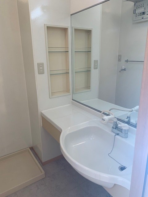 洗面設備　鏡の大きいカウンタータイプの洗髪洗面化粧台